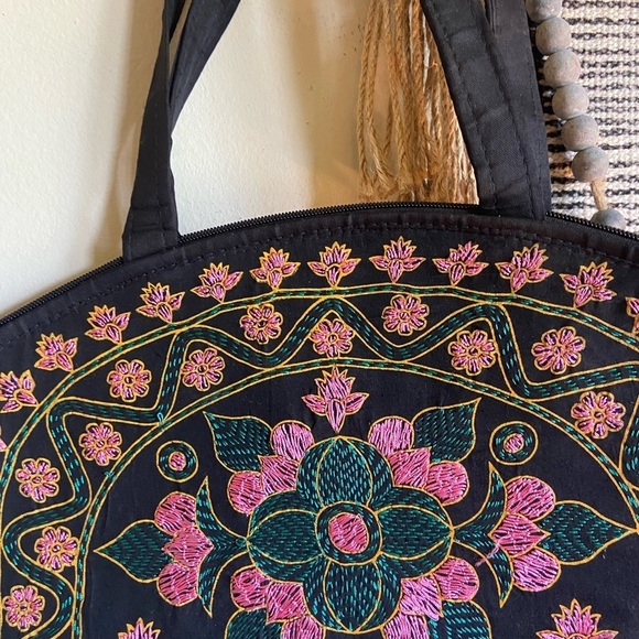 🔴Vintage Embroidered Handbag - Picture 2 of 13